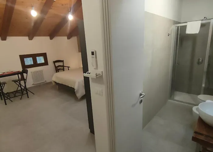 לינה וארוחת בוקר La Torre Di Longara