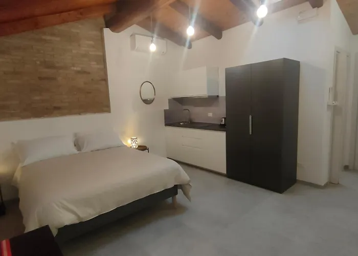 La Torre Di Longara B&B 칼더라라디레노